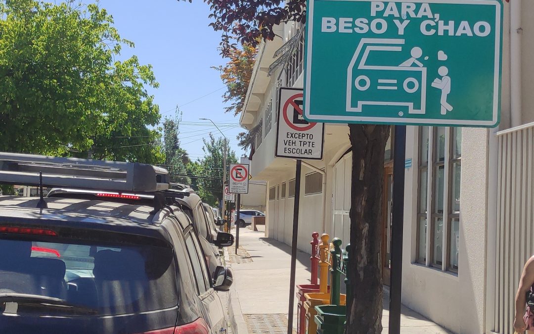 ¡Señales de tránsito humanas! Sepa cómo estacionarse corto. Para un beso y chao.